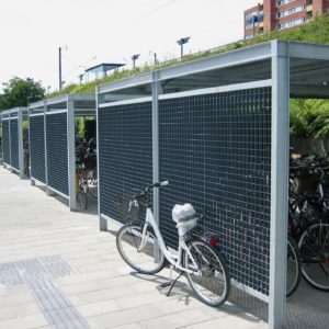 Keep cykeloverdækninger på Amager Strandpark med beklædning i gitterriste og Superwood. Sedum på tag.