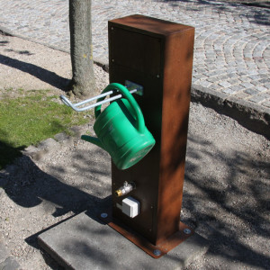 Vor Frelser Kirke, København. Vandstander med vandkandeholder, eludtræk og intern hane.